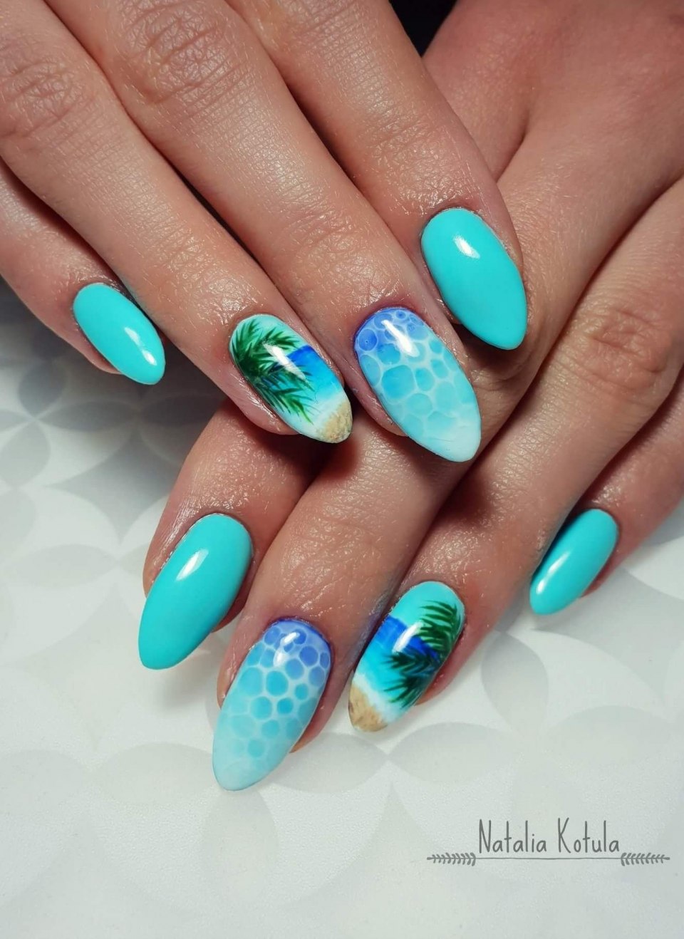 Маникюр на море