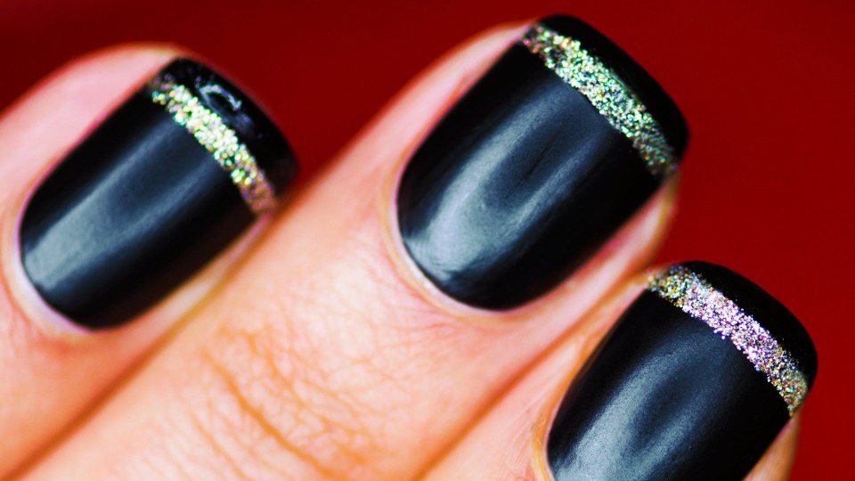 Маникюр френч на темном фоне