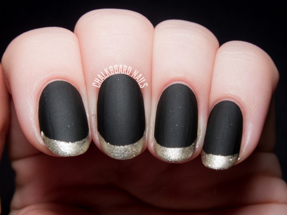 Ногти бежевые с черным кружевом