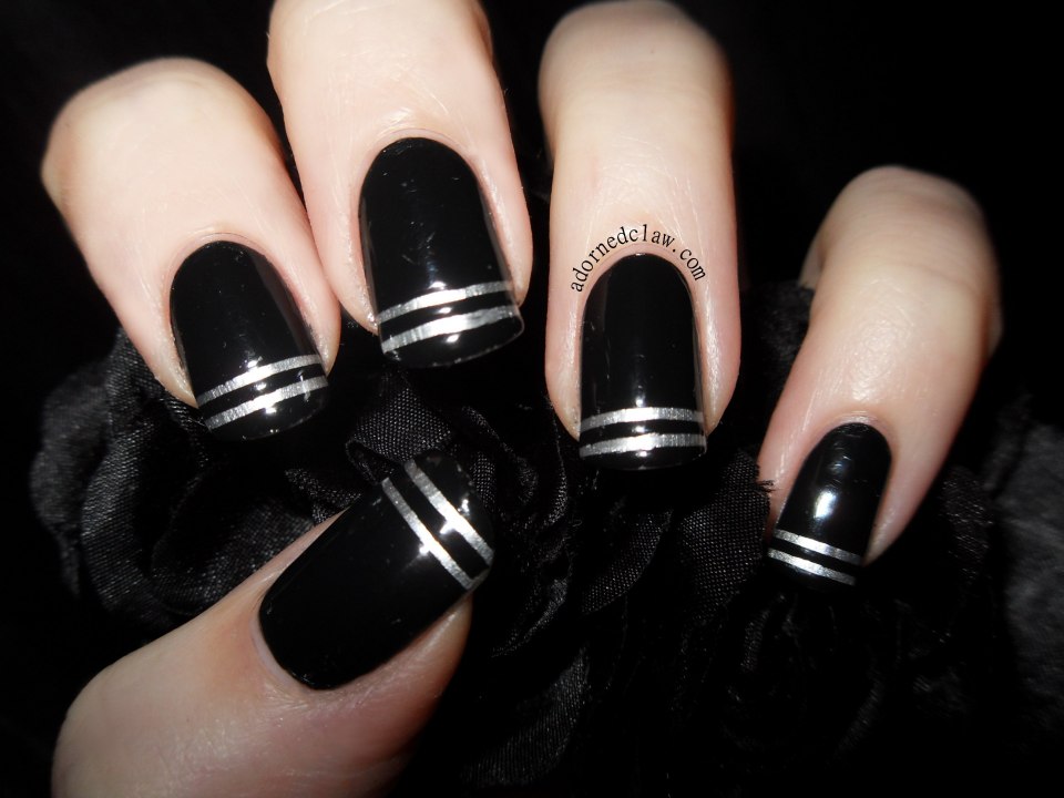Черный матовый френч с полосками на ногтях