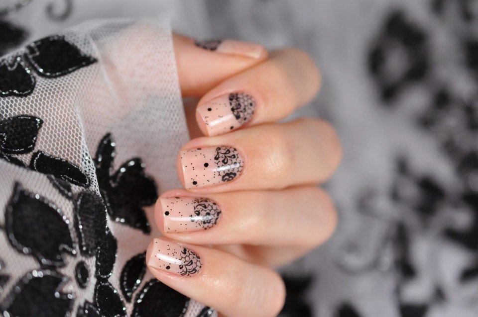 Маникюр с черными полосками