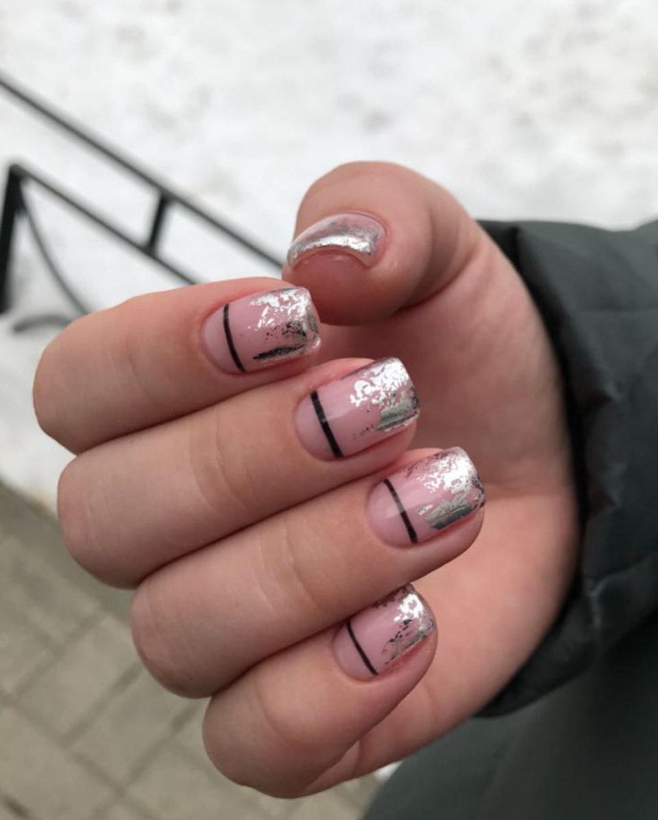 Маникюр с фольгой