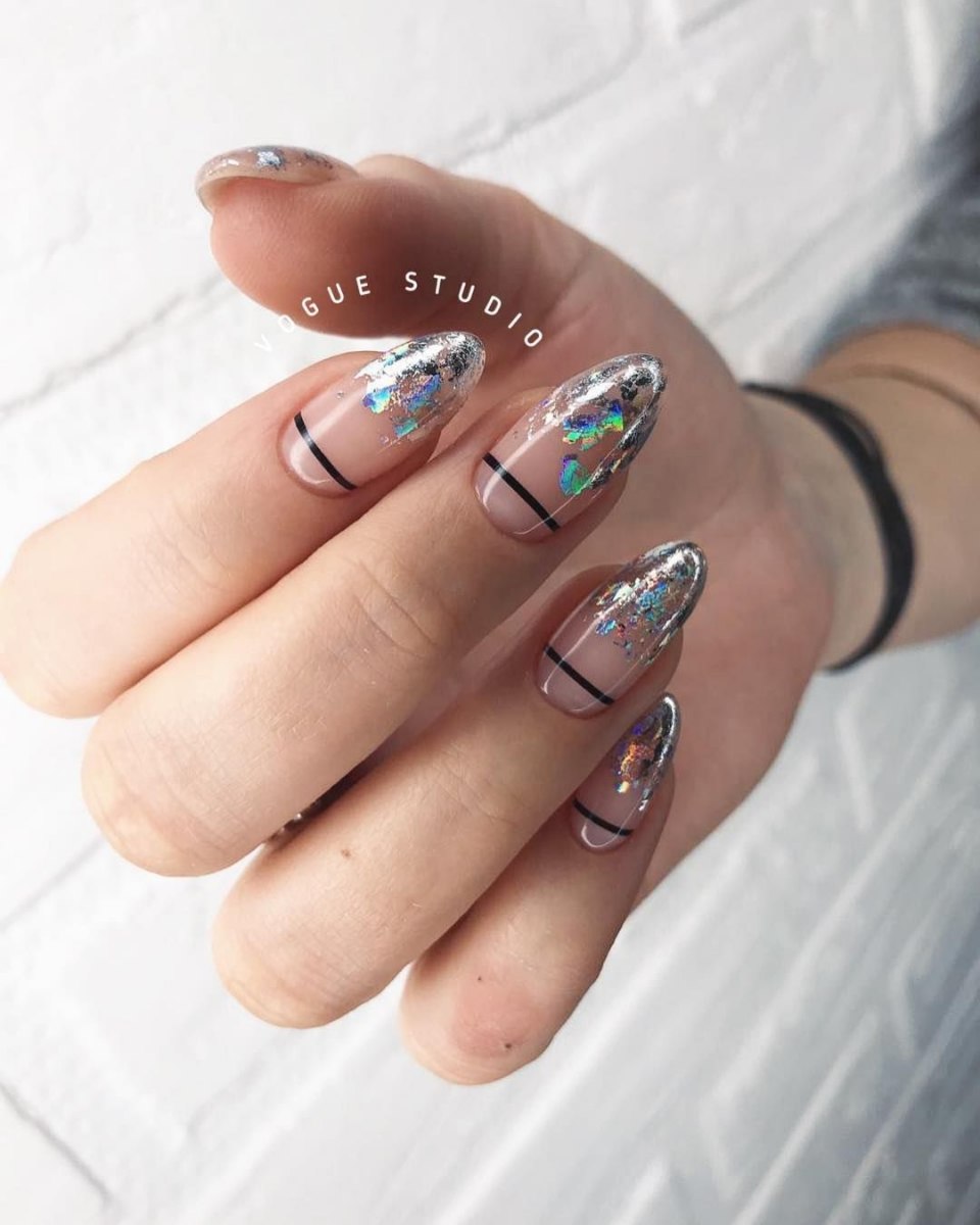 Красивый маникюр с фольгой