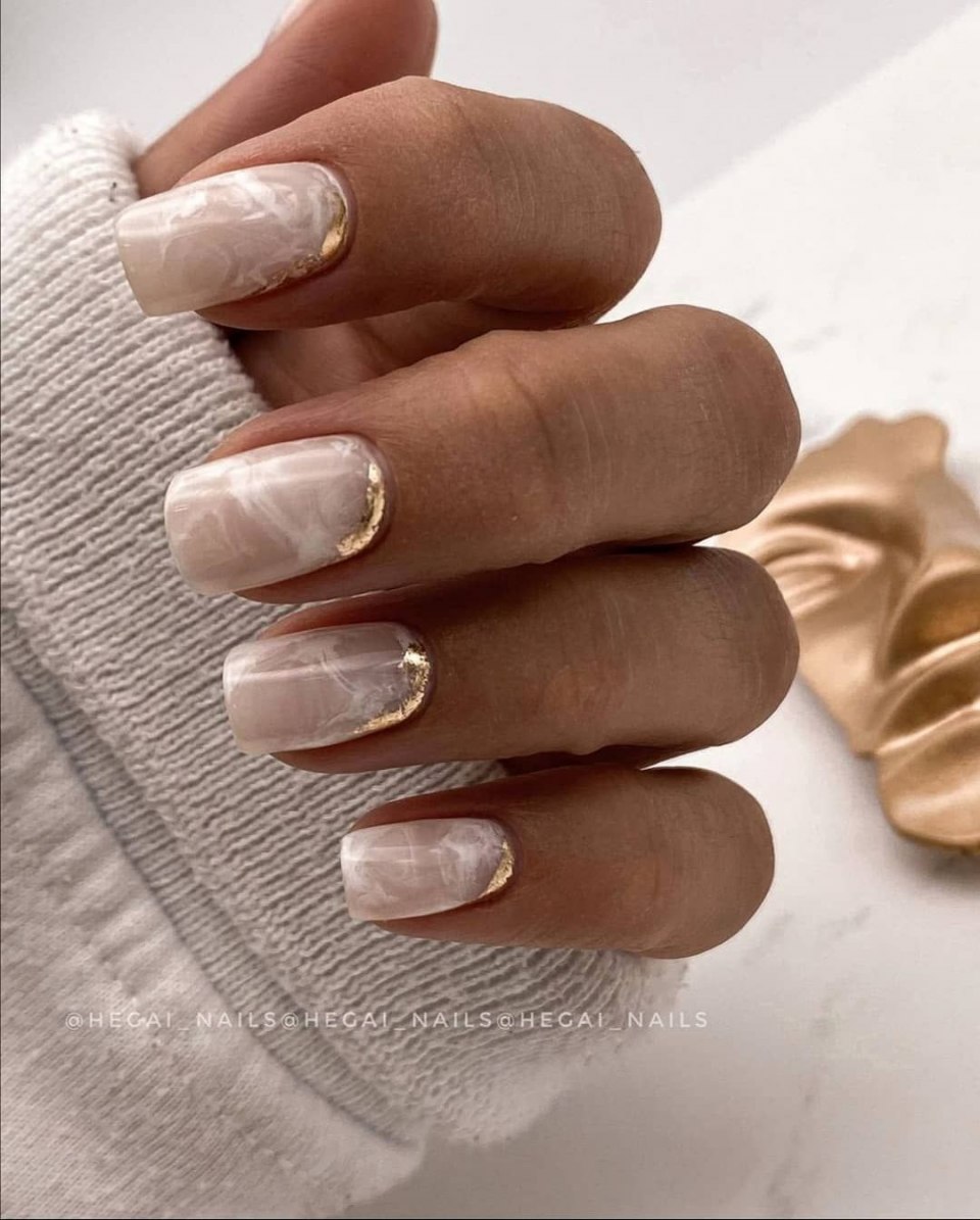 Нюдовый маникюр с фольгой