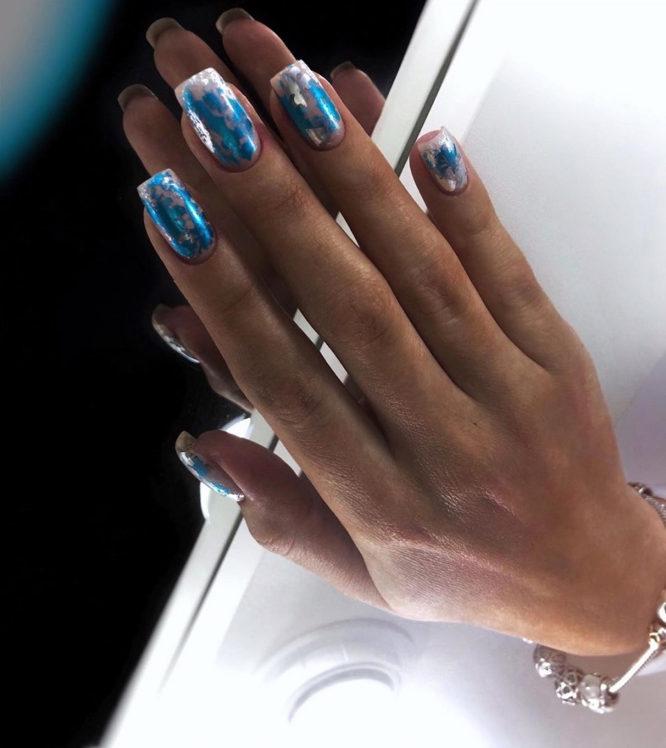 Голубой маникюр лето 2021 с фольгой
