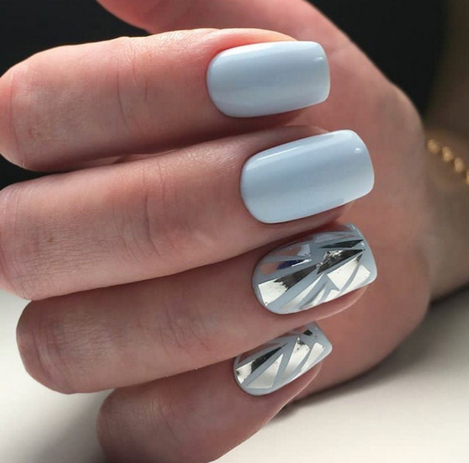 Серый маникюр с втиркой и полоской