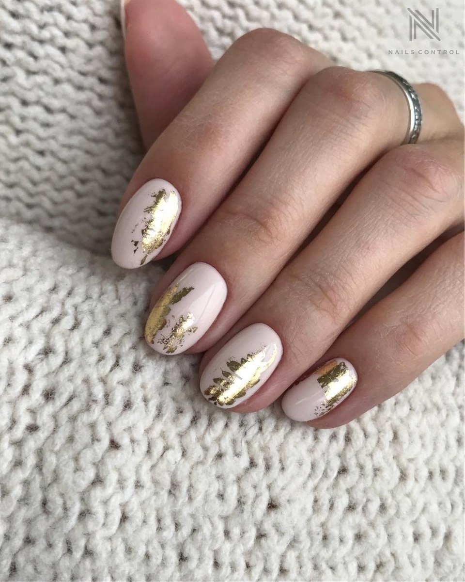 Нюдовый маникюр с золотой фольгой