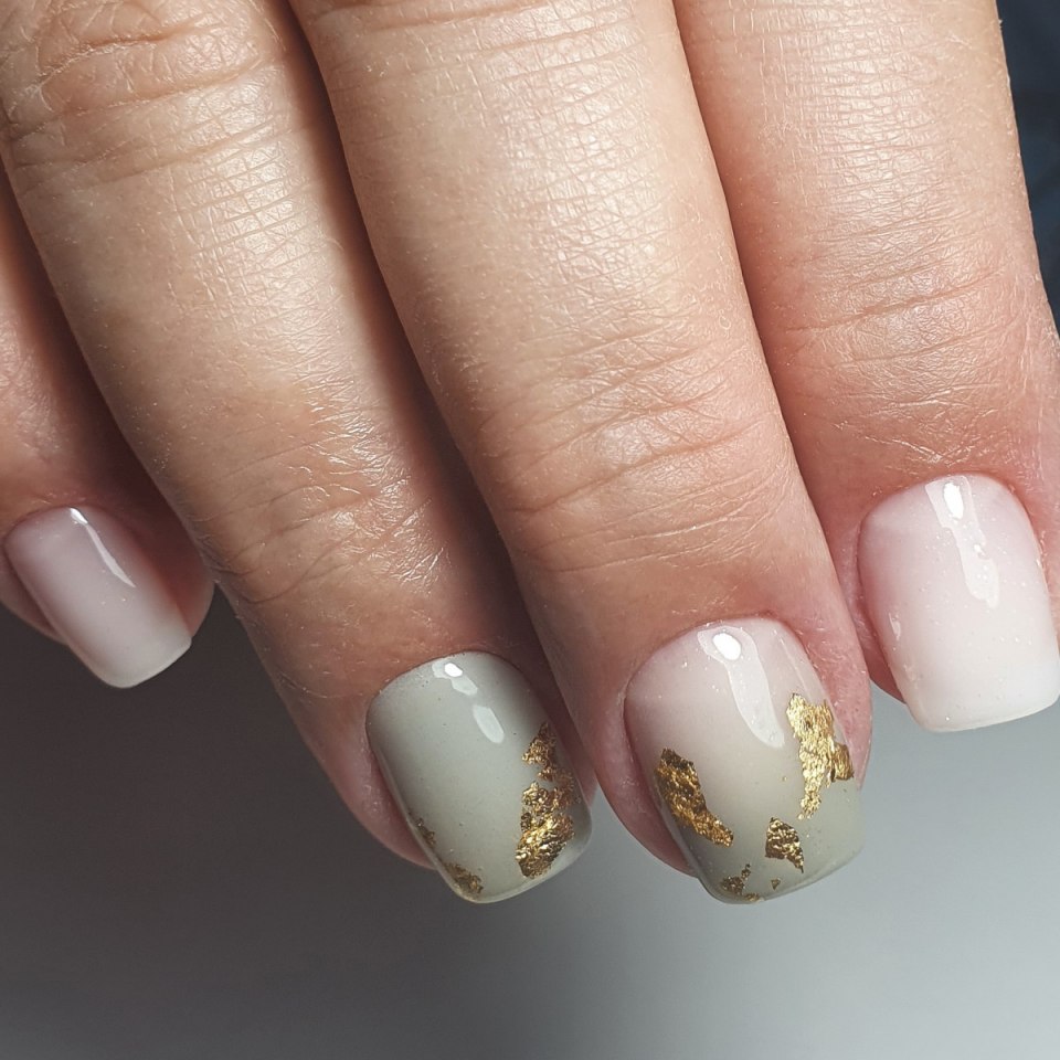 Молочный маникюр с фольгой
