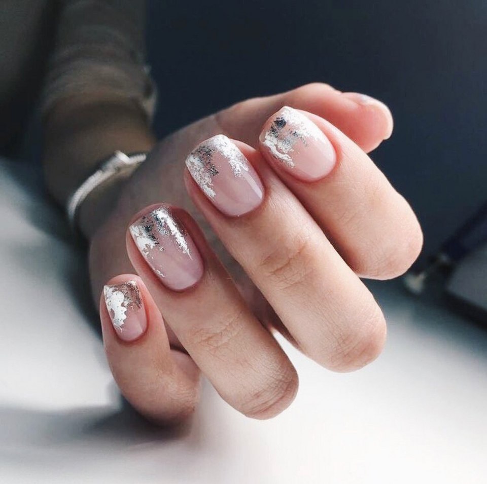 Нюдовый маникюр 2021 с фольгой