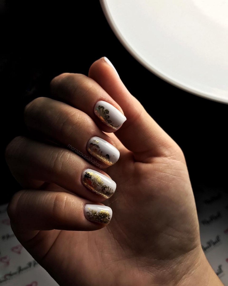 Белый маникюр с фольгой на короткие ногти