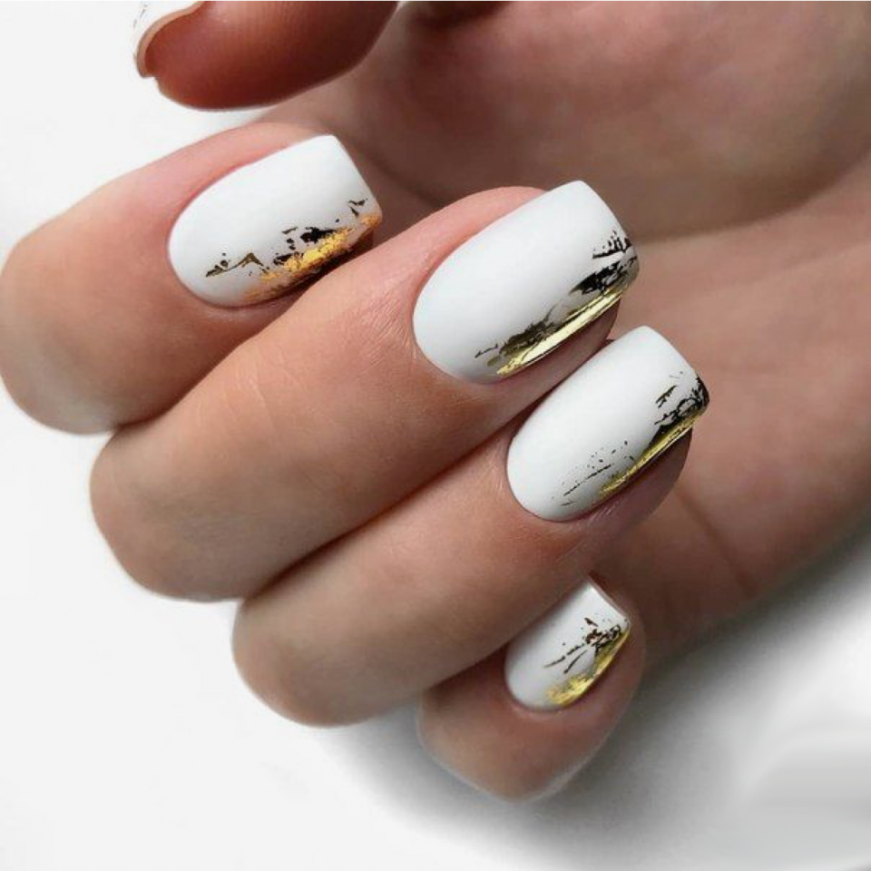 Маникюр с фольгой