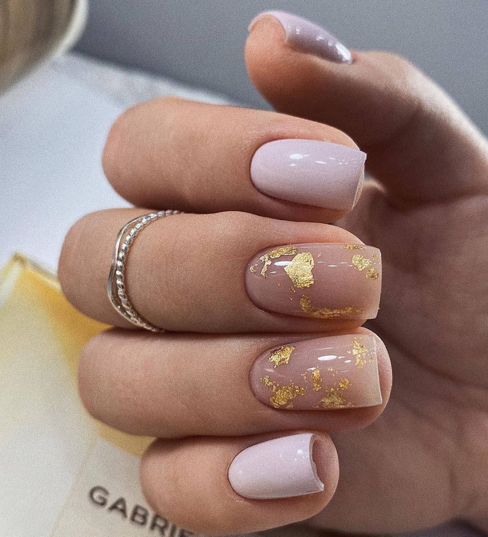 Нежный маникюр с золотом
