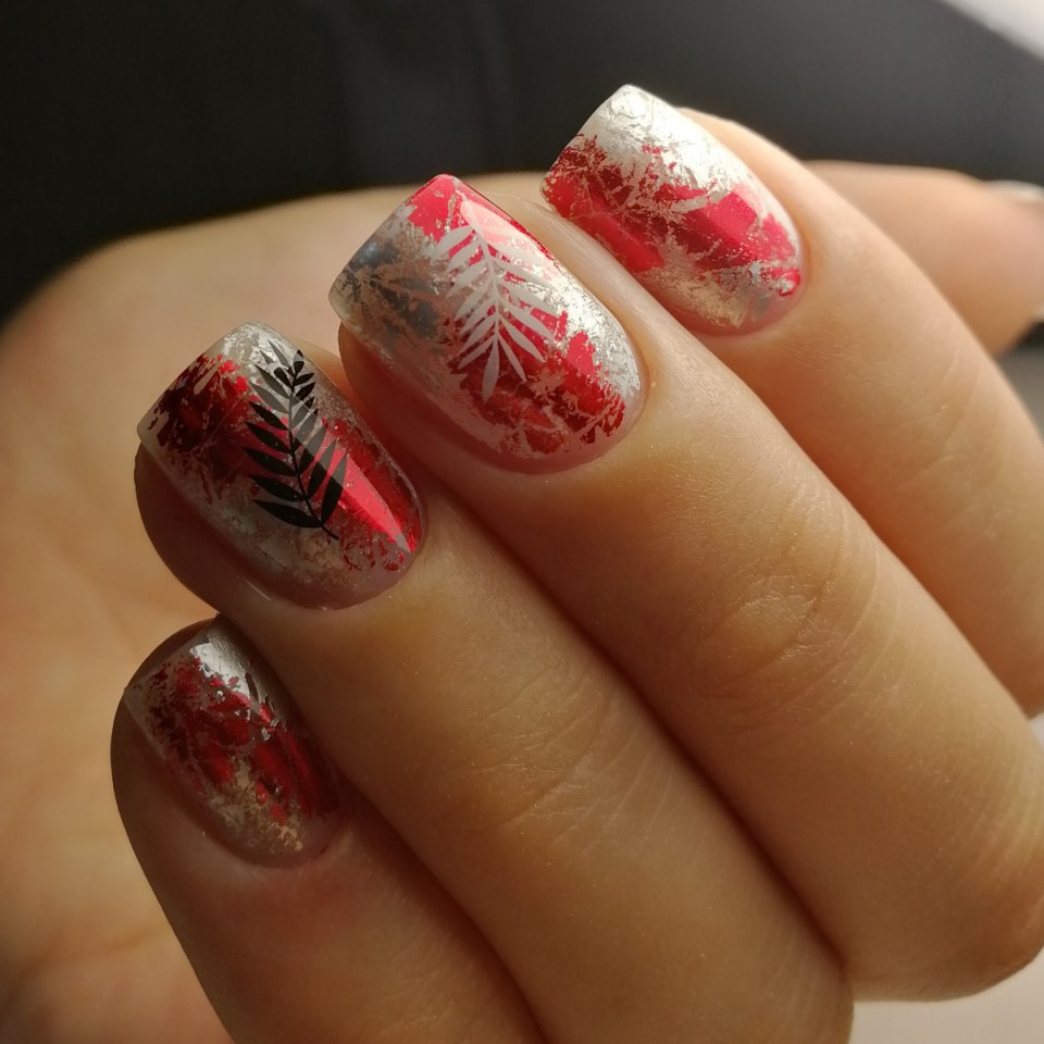 Маникюр с фольгой и стемпингом