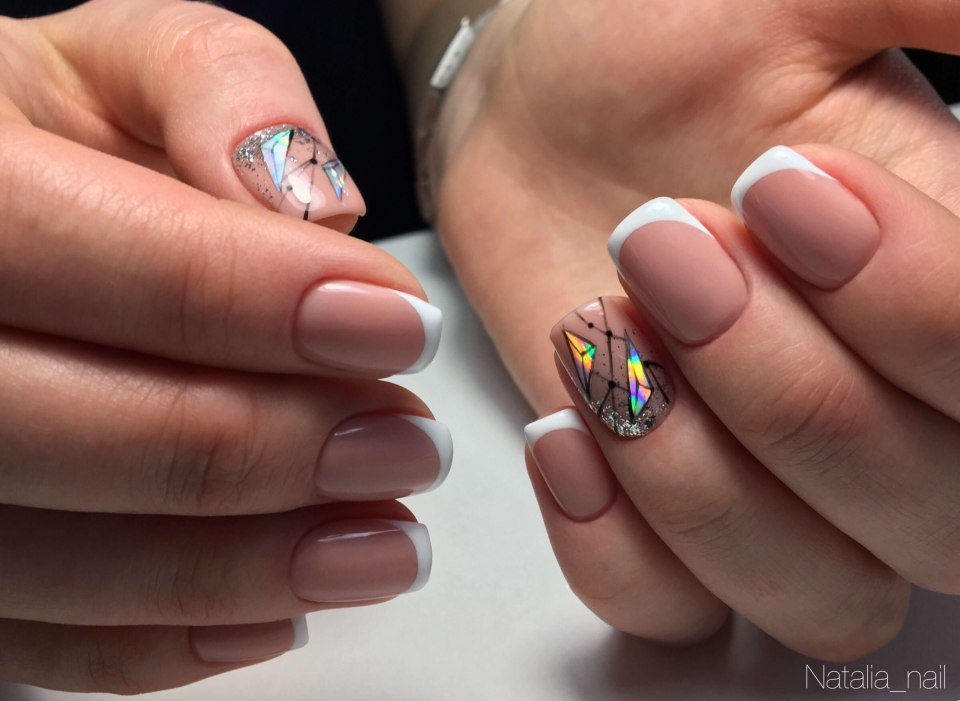 Маникюр френч с битым стеклом