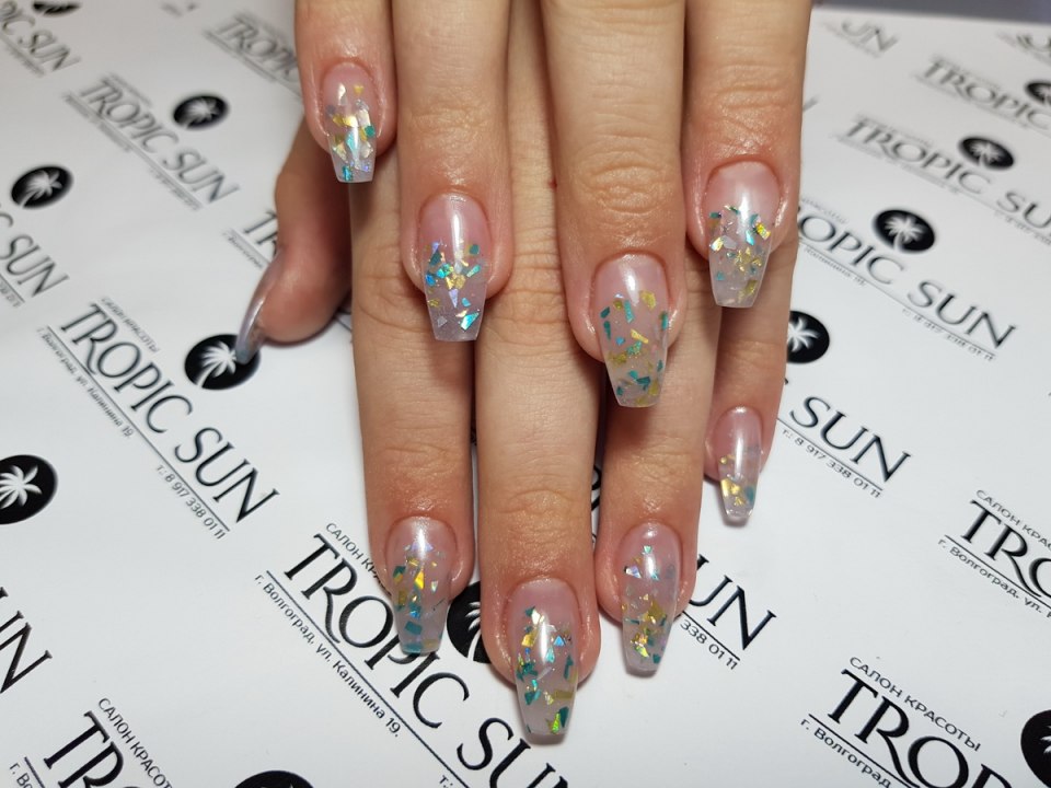 Маникюр на овальные ногти с фольгой