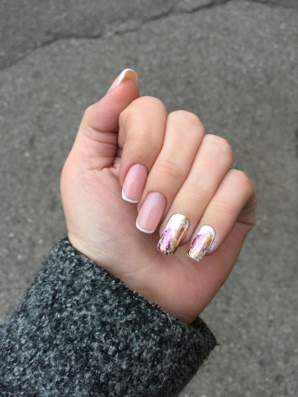 Розовые ногти с фольгой