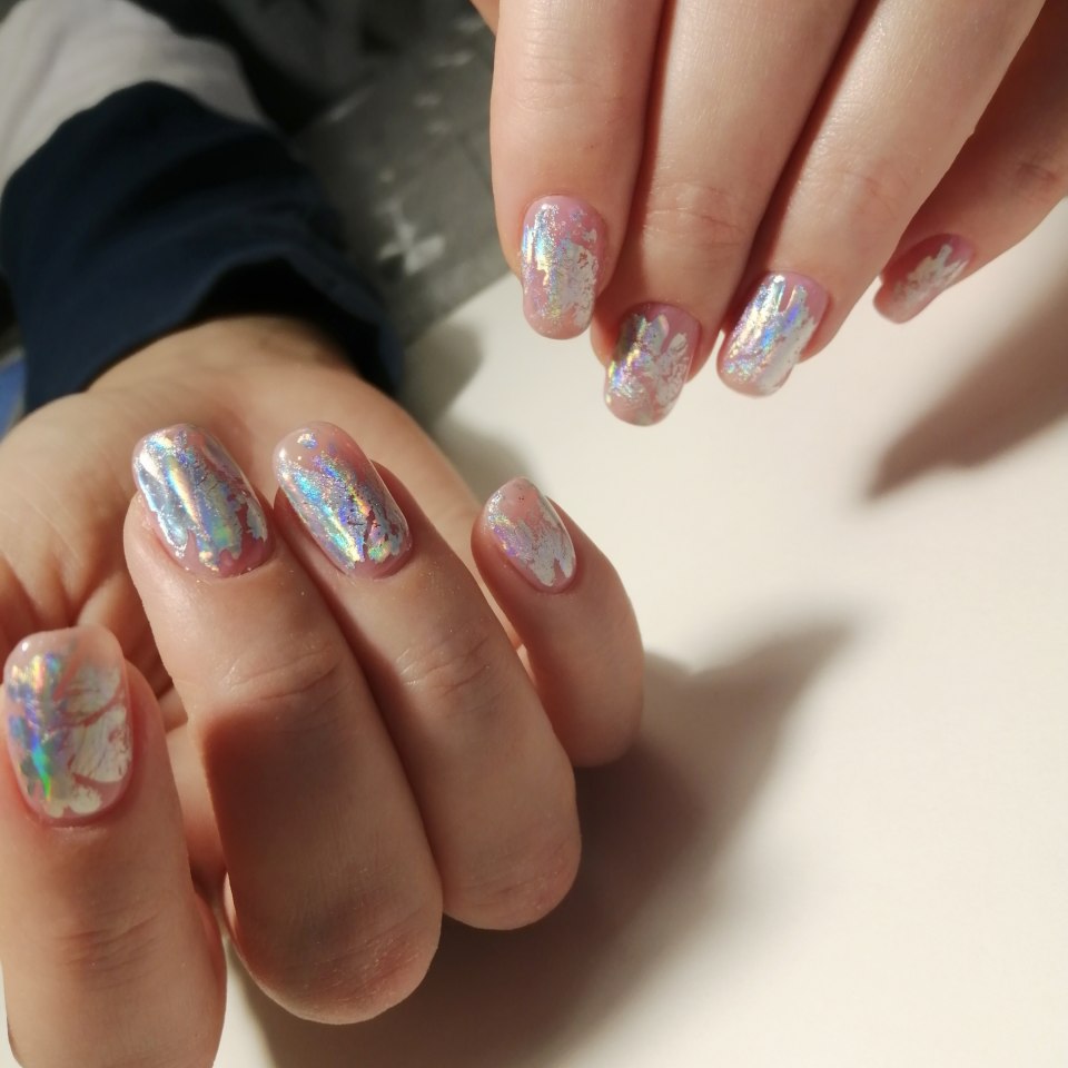 Маникюр серебряный металлик с узором