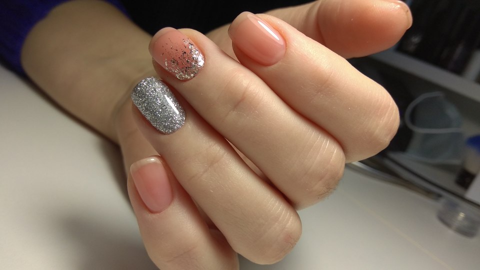 Маникюр розовый с блестками