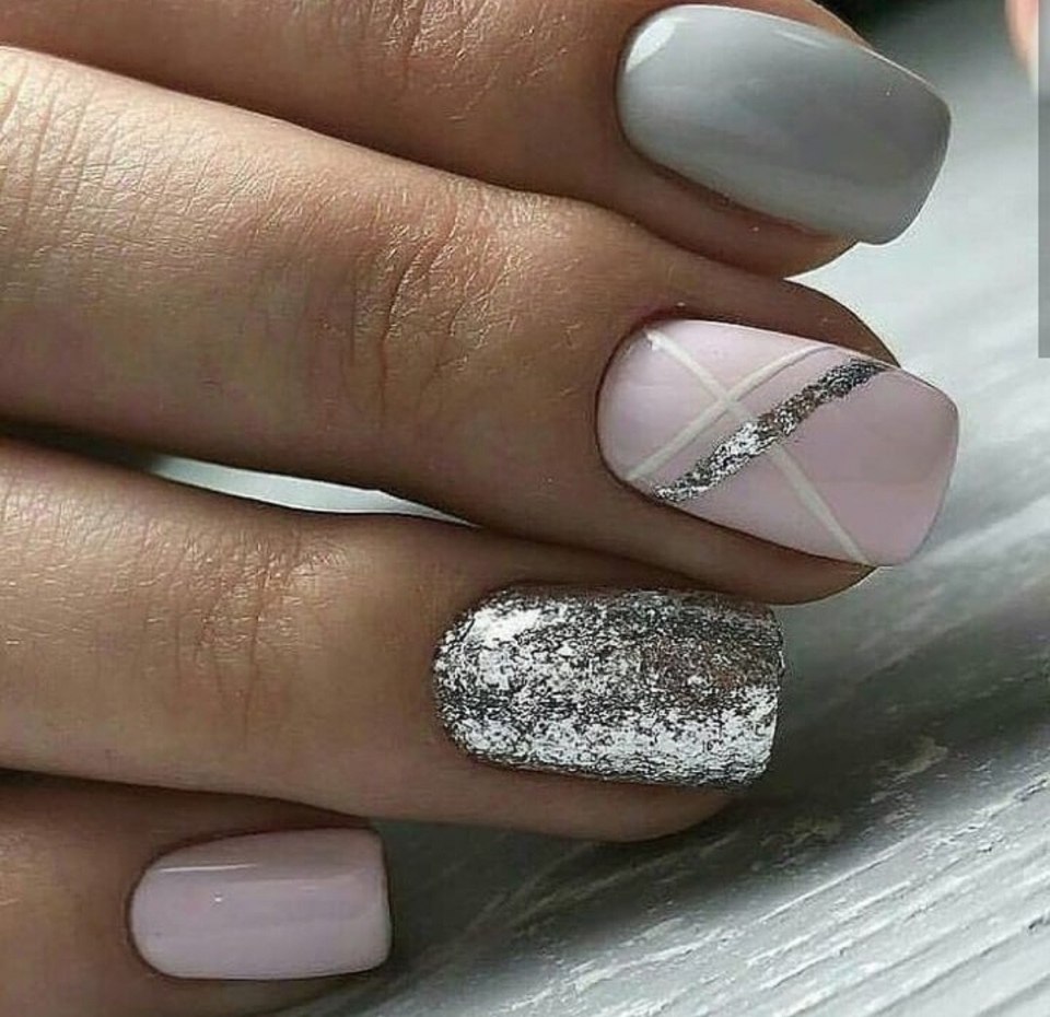 Прозрачный маникюр с блестками