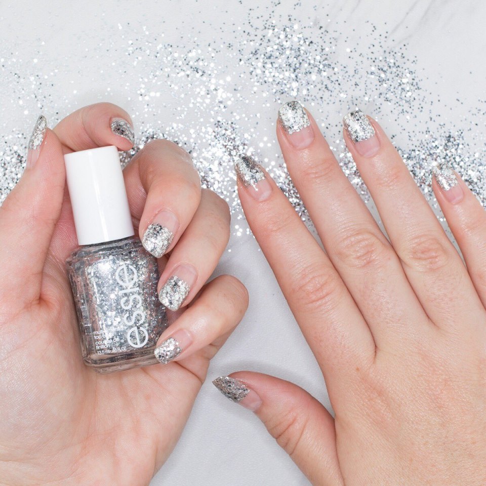 Новогодний маникюр белый с серебром