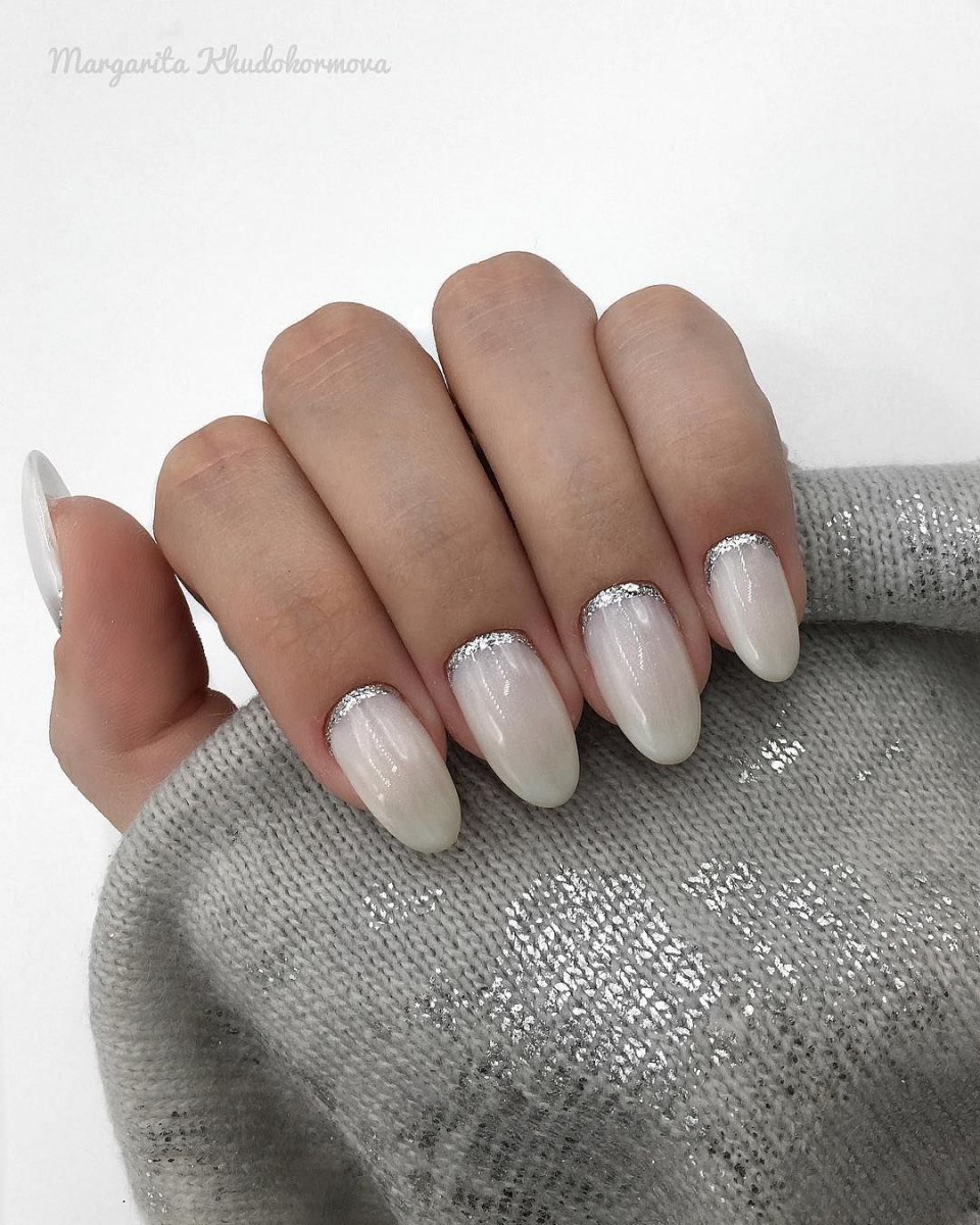 Маникюр однотонный серебристый
