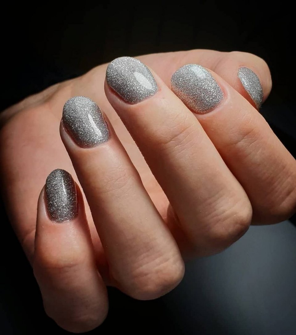 Серебристый лак для ногтей