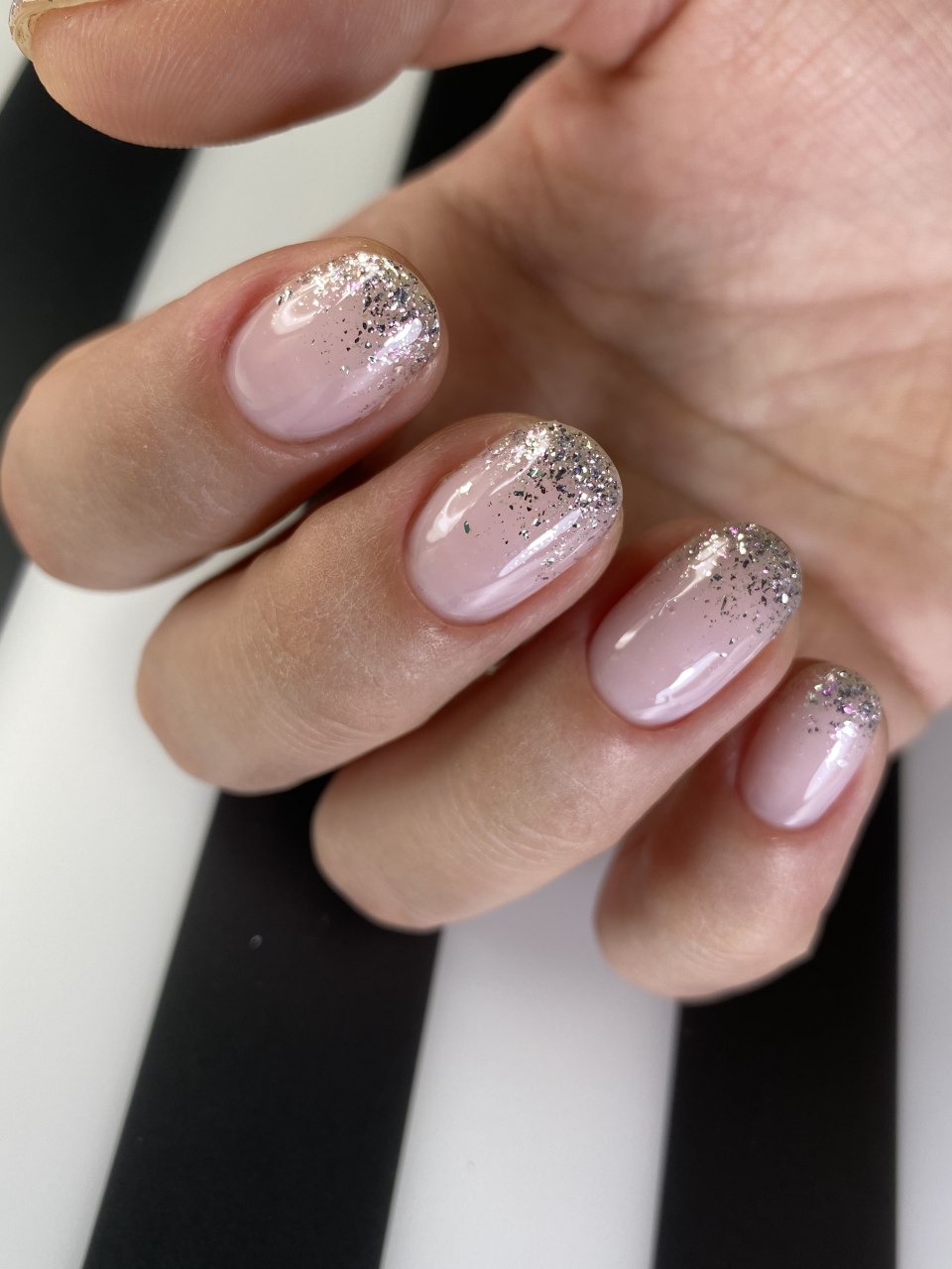 Нюдовяе маникюр с блестками