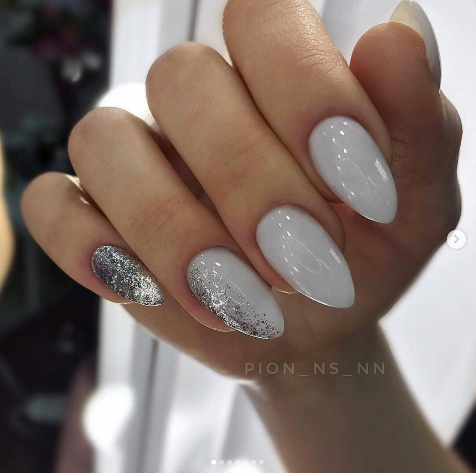 Овальные ногти с блестками