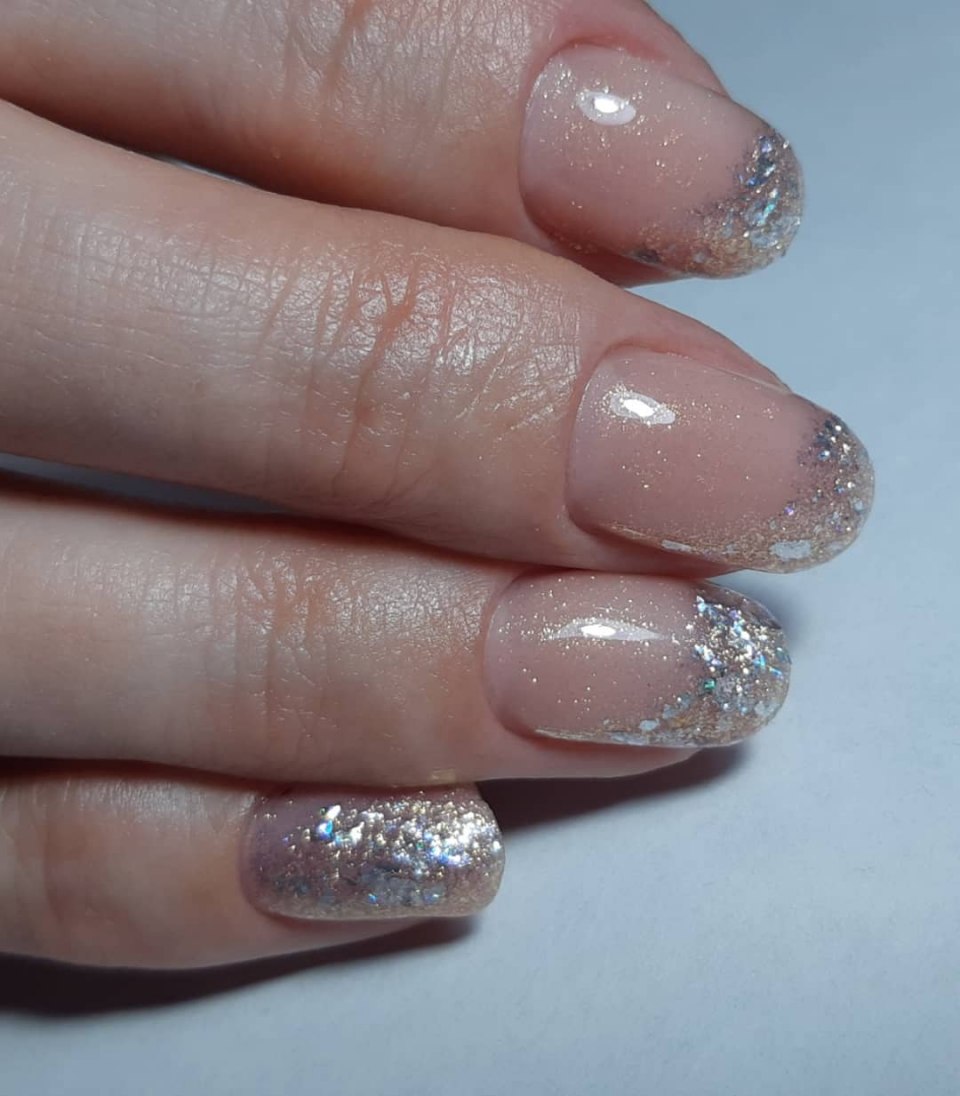 Полупрозрачный маникюр с блестками