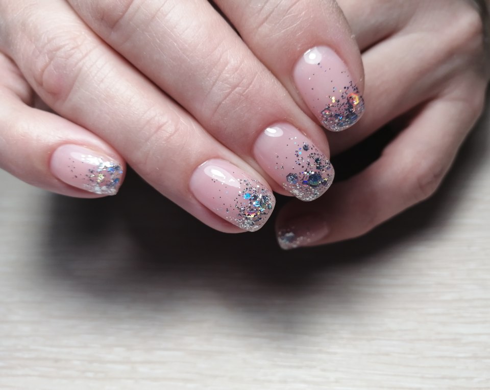 Серебристый маникюр