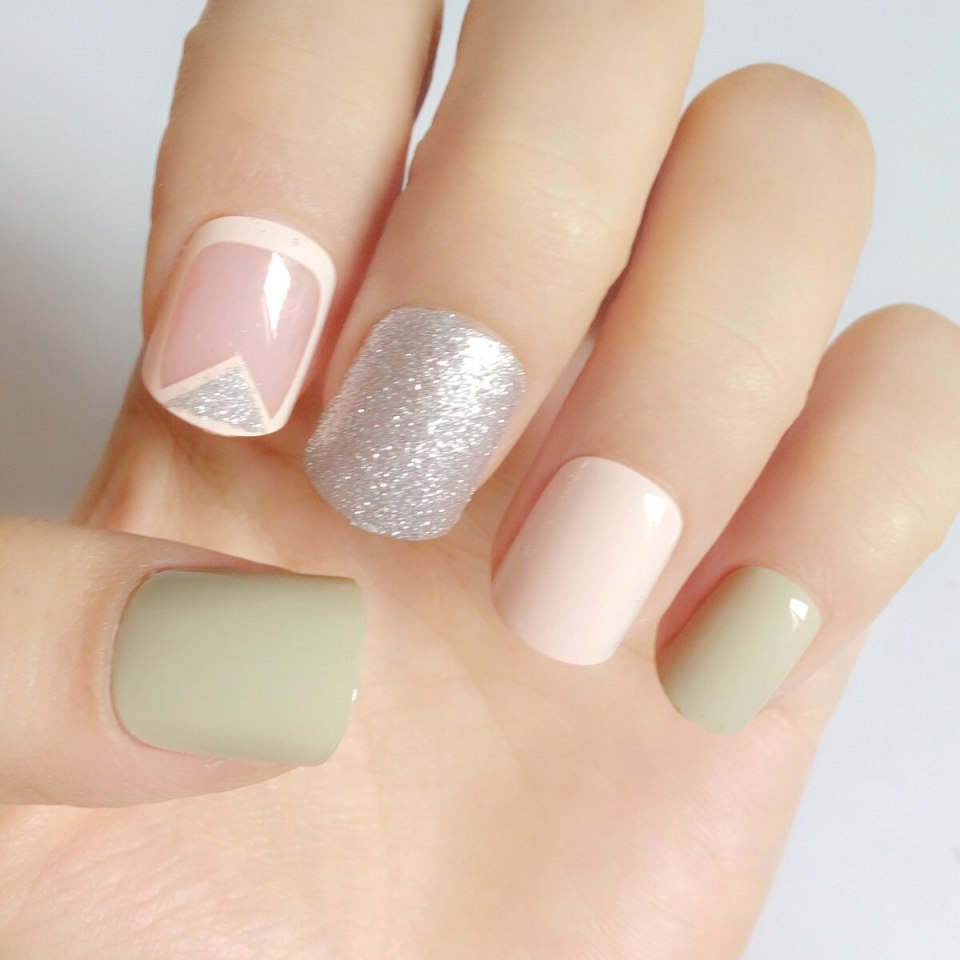 Бежевые блестящие ногти