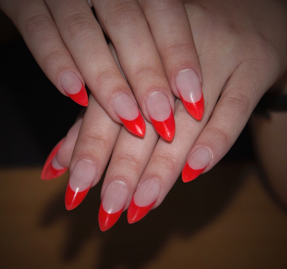 Нежный маникюр на миндалевидные ногти длинные