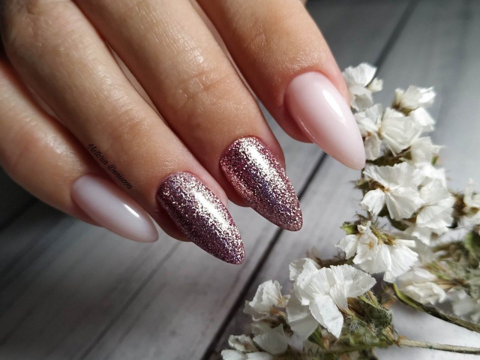 Праздничный маникюр миндалевидной формы