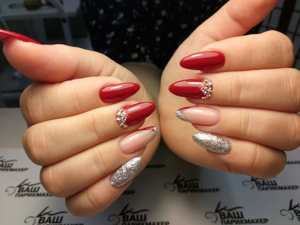 Красный френч на миндалевидных 2021