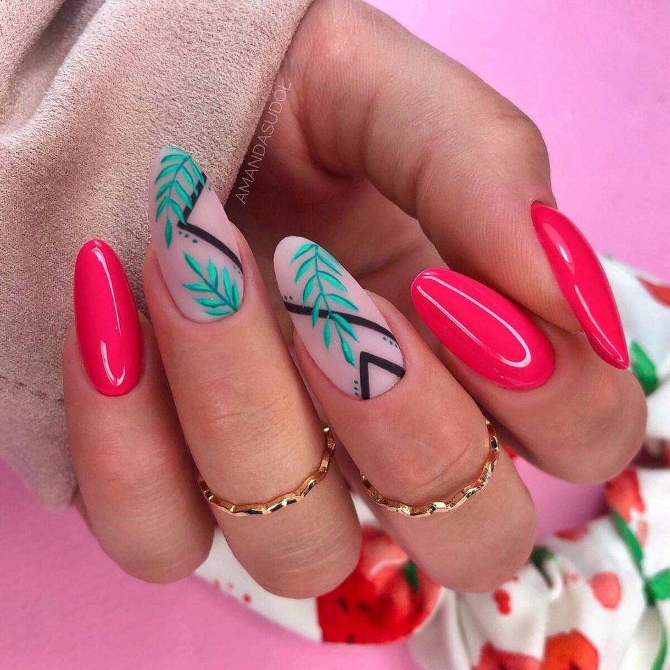 Ногти миндаль яркие