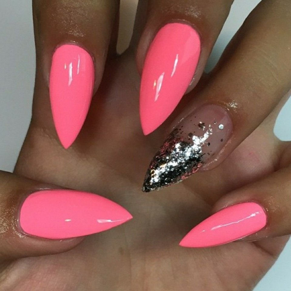 Розовый маникюр на миндалевидных ногтях