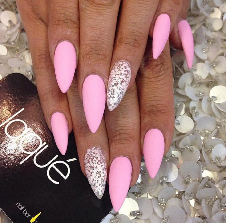 Длинные розовые ногти