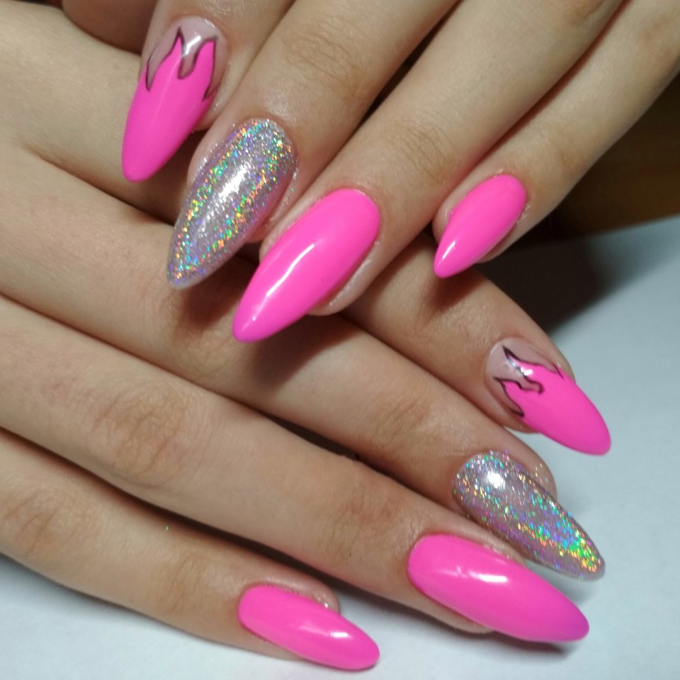 Яркий маникюр на овальные ногти