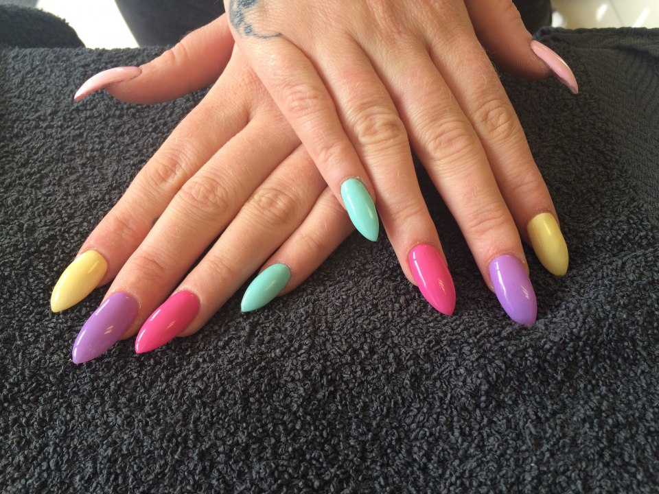 Разноцветные длинные ногти
