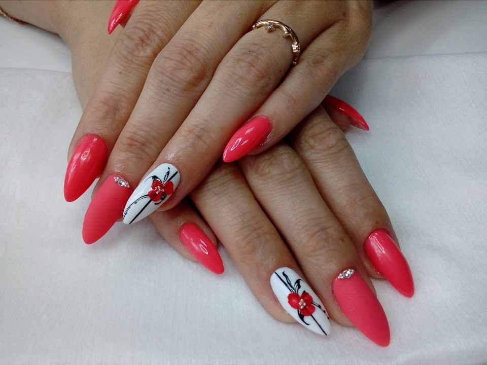 Маникюр красный на миндалевидные ногти 2021 цветы