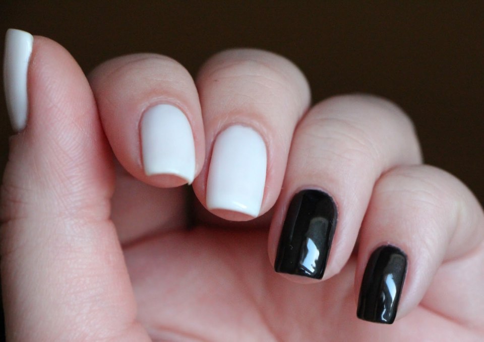 Голубой маникюр