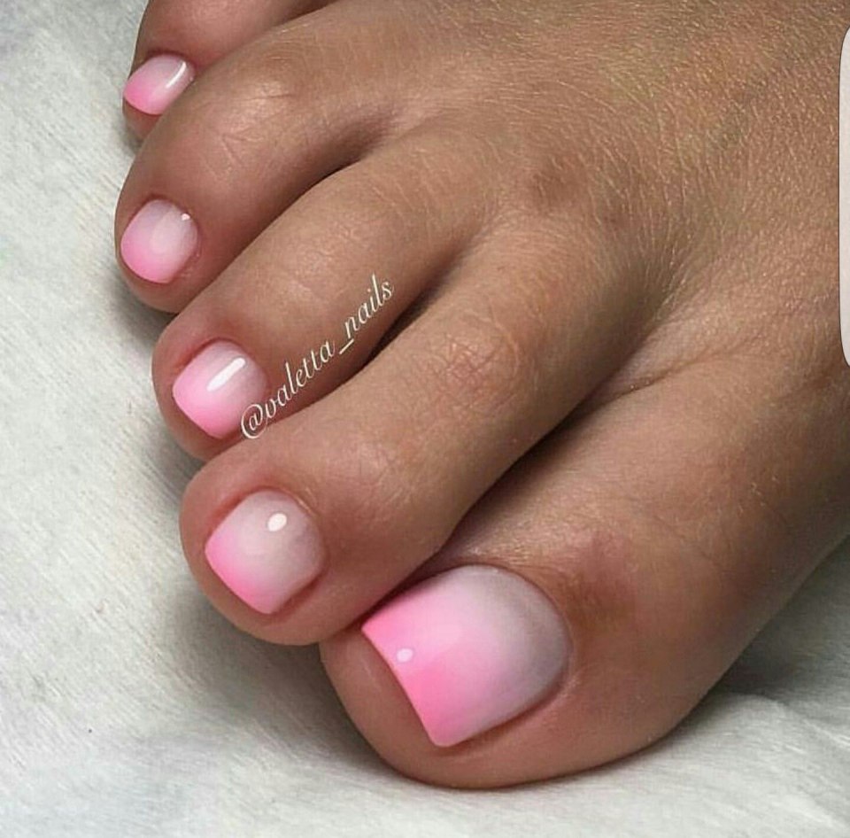 Педикюр розовый