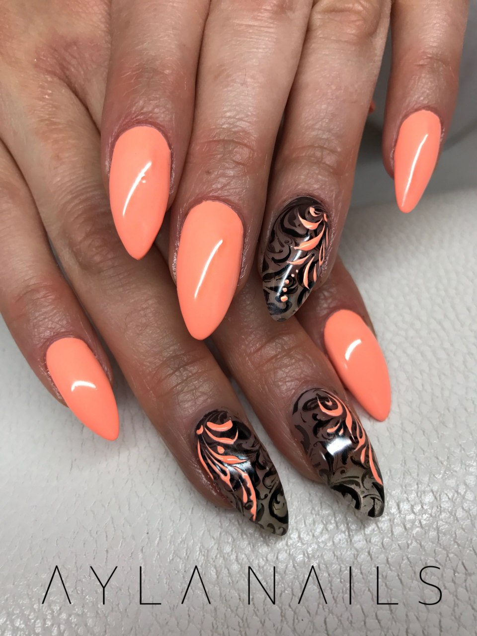 Коралловые острые ногти