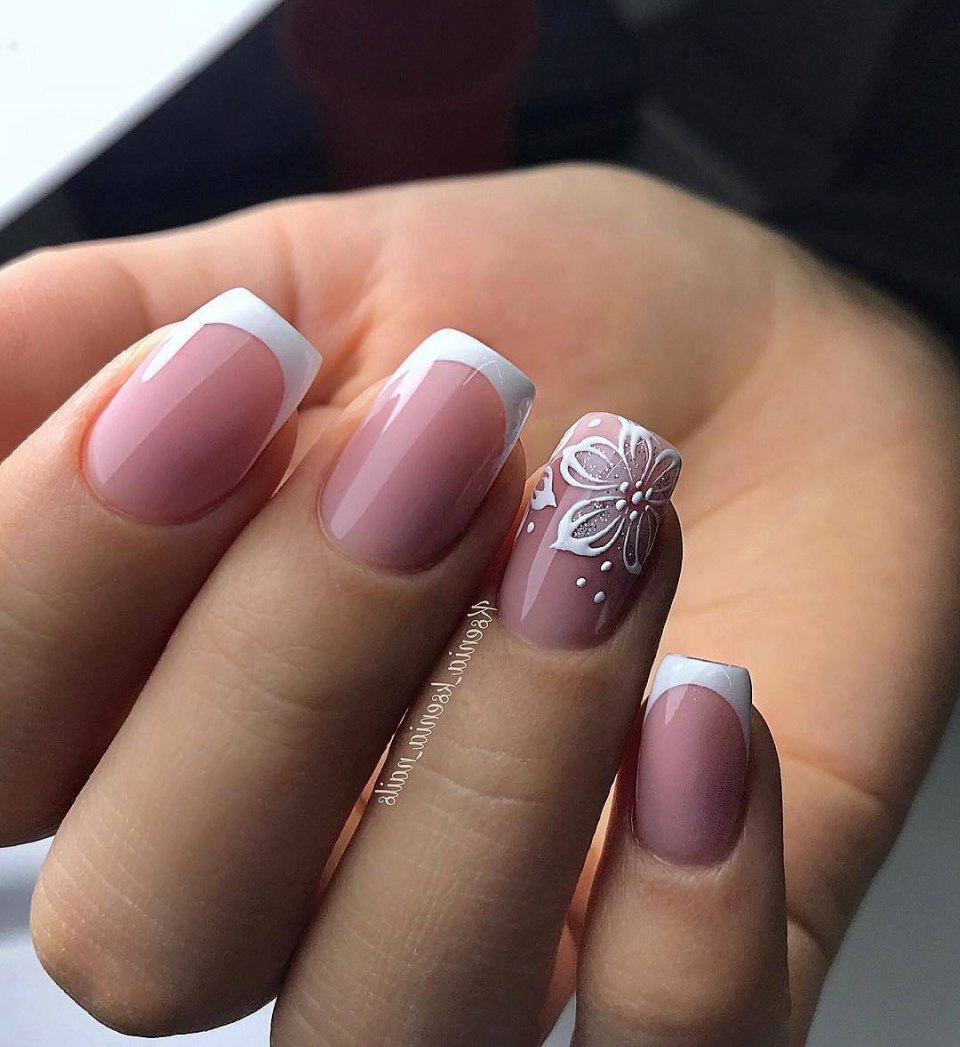 Нежный летний маникюр на короткие ногти