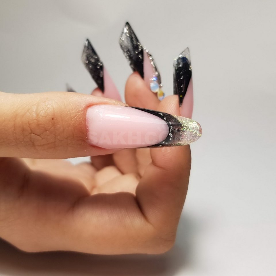 Литье на красных ногтях