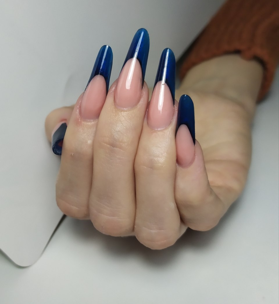 Салатовый френч с черными кончиками