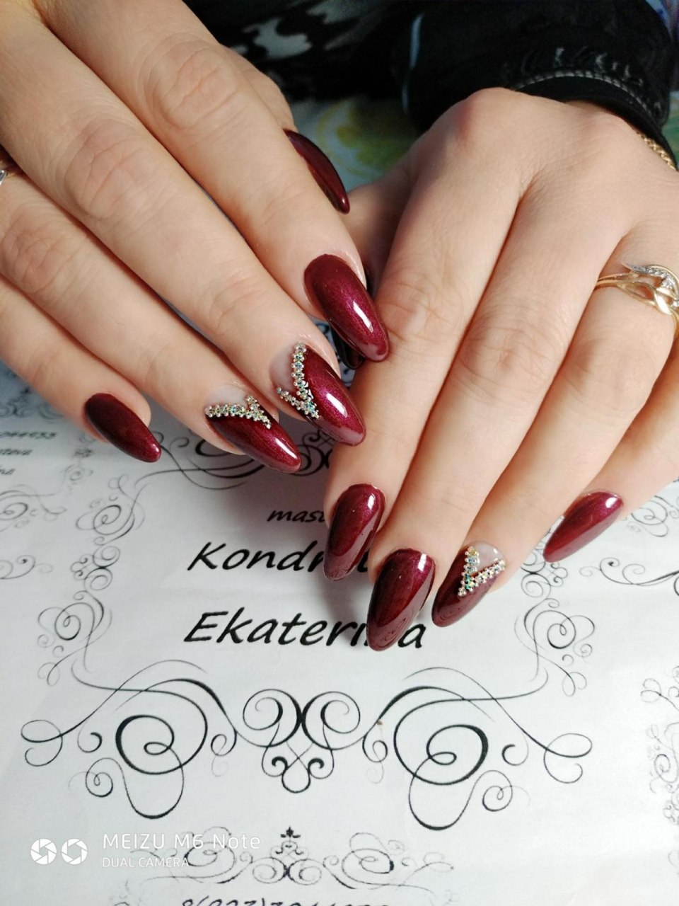 Маникюр френч красный с черным миндаль