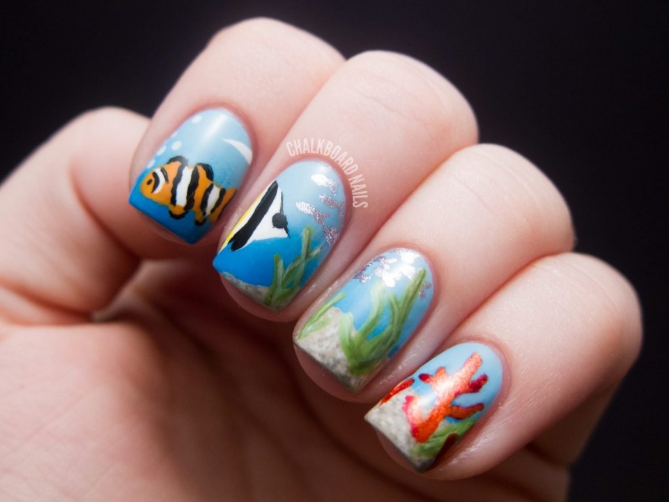 Маникюр на море