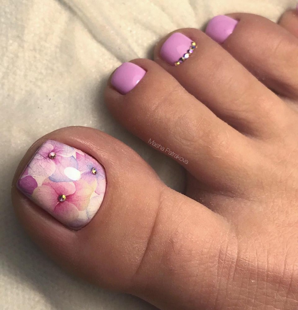 Педикюр розовый с фиолетовым