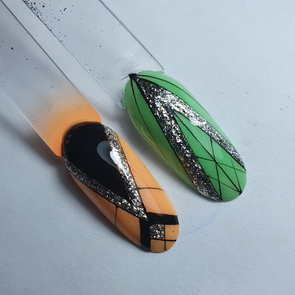 Геометрический орнамент на ногтях